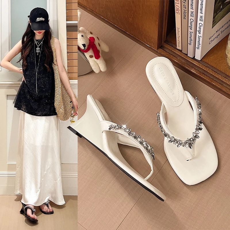 French-style Rhinestone Herringbone Flip-flops for Women, Summer Outdoor Wear, 2026 New Sandals, Elegant Wedge Toe-post Sandals
French-style Rhinestone Herringbone Flip-flops for Women, Summer Outdoor Wear, 2026 New Sandals, Elegant Wedge Toe-post Sandals