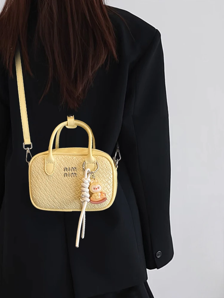Luxury designer high-end bags women's 2025 new summer fashion western style portable bowling bag commuter messenger bag trend
Luxury designer high-end bags women's 2025 new summer fashion western style portable bowling bag commuter messenger bag trend