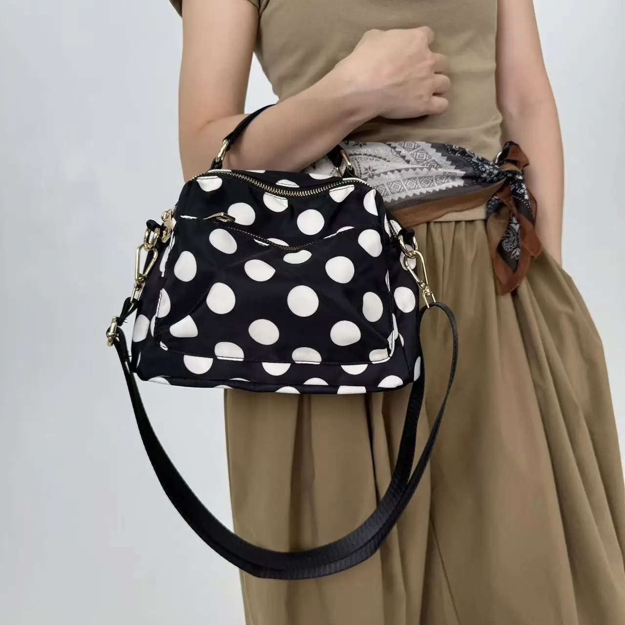 Модная женская сумка через плечо с леопардовым принтом, простая повседневная сумка через плечо, сумка подмышки, мягкая нейлоновая подкладка, застежка-молния
Модная женская сумка через плечо с леопардовым принтом, простая повседневная сумка через плечо, сумка подмышки, мягкая нейлоновая подкладка, застежка-молния