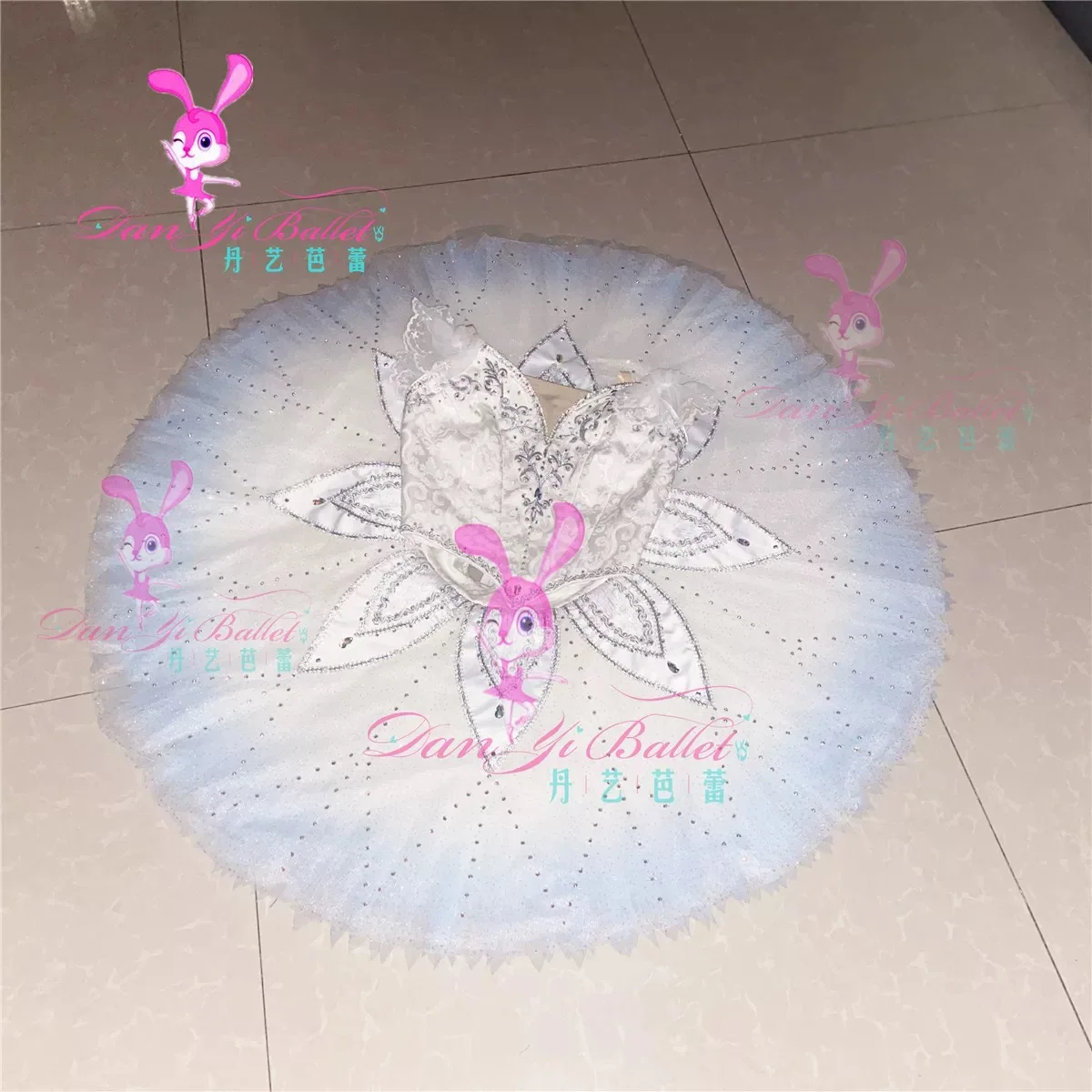 Danyi professional ballet split style women's white and blue dance girl performance dress plate skirt tutu dress competition per
Danyi professional ballet split style women's white and blue dance girl performance dress plate skirt tutu dress competition per