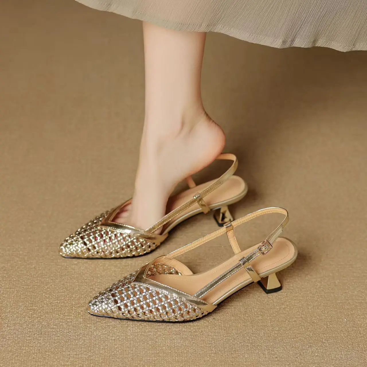 Women Woven Hollow Out Closed Toe Thin Heel Sandals Summer New Soft sole Non Sole Slip On Pointed Toe Match The Skirts Sandals
Women Woven Hollow Out Closed Toe Thin Heel Sandals Summer New Soft sole Non Sole Slip On Pointed Toe Match The Skirts Sandals
