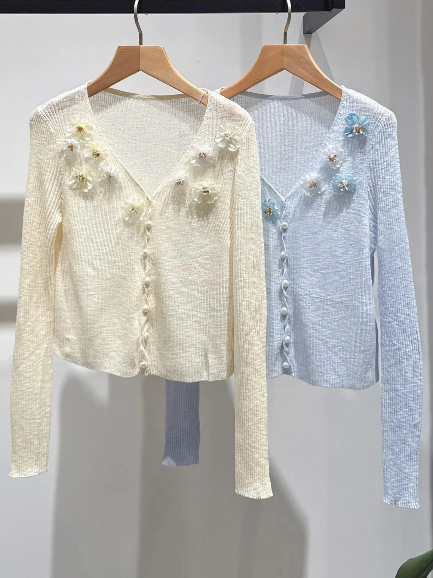 Elegant V-Neck Knitted Cardigan Top with Soft Floral Embellishment for Women Spring 2026 Commute Style Regular Fit Medium Sof...
Elegant V-Neck Knitted Cardigan Top with Soft Floral Embellishment for Women Spring 2026 Commute Style Regular Fit Medium Sof...