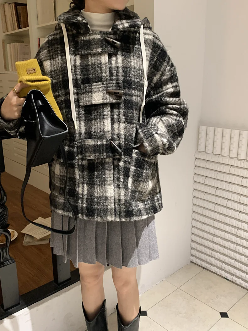 Women's Korean Fashion Style Wool Blends Coat Horn Button Hoodies Loose Plaid Casual Woolen Hoodie Coats Winter Jacket
Women's Korean Fashion Style Wool Blends Coat Horn Button Hoodies Loose Plaid Casual Woolen Hoodie Coats Winter Jacket
