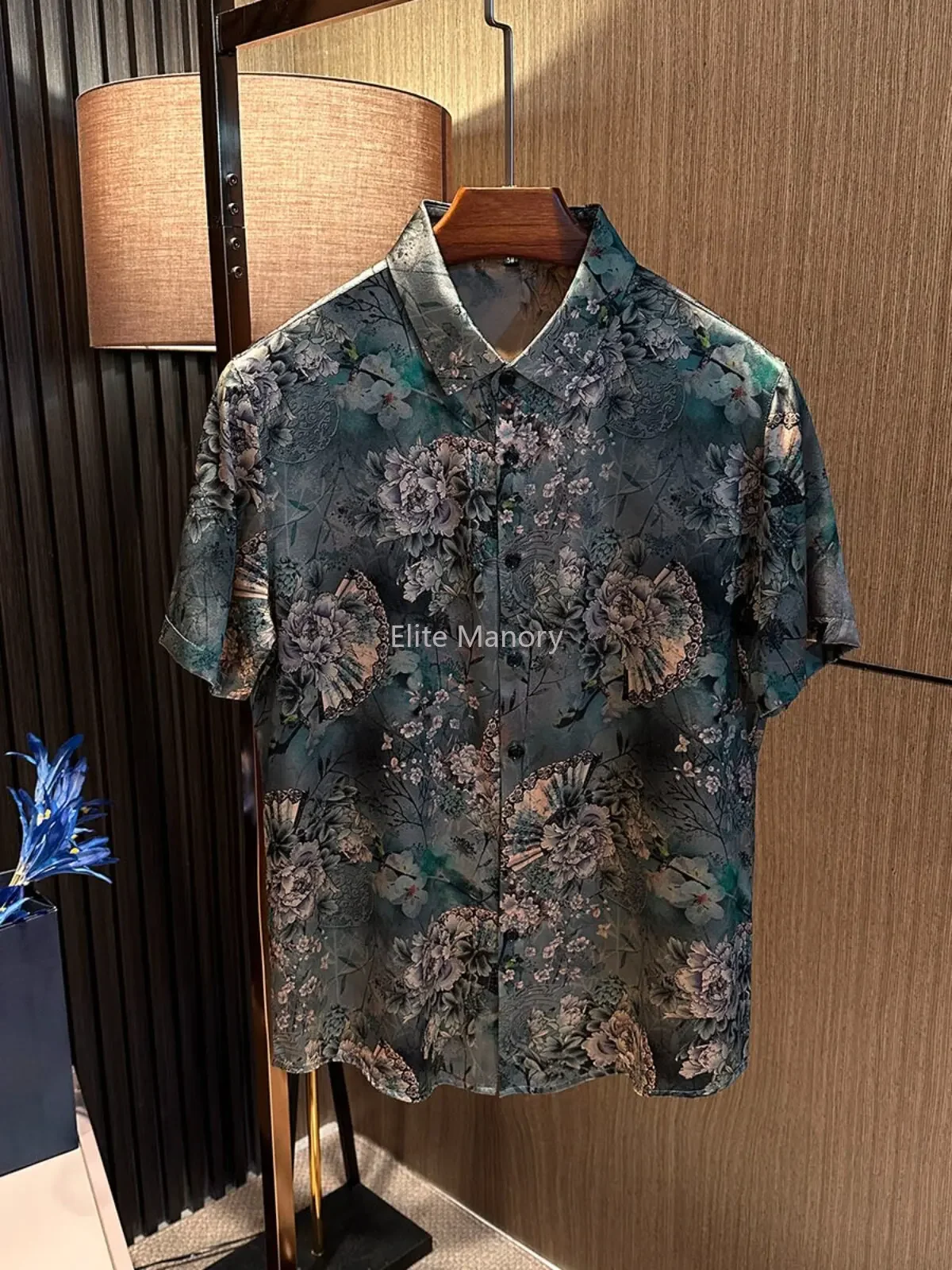 Summer new high-end full-printed flower silk trendy short-sleeved shirt
Summer new high-end full-printed flower silk trendy short-sleeved shirt