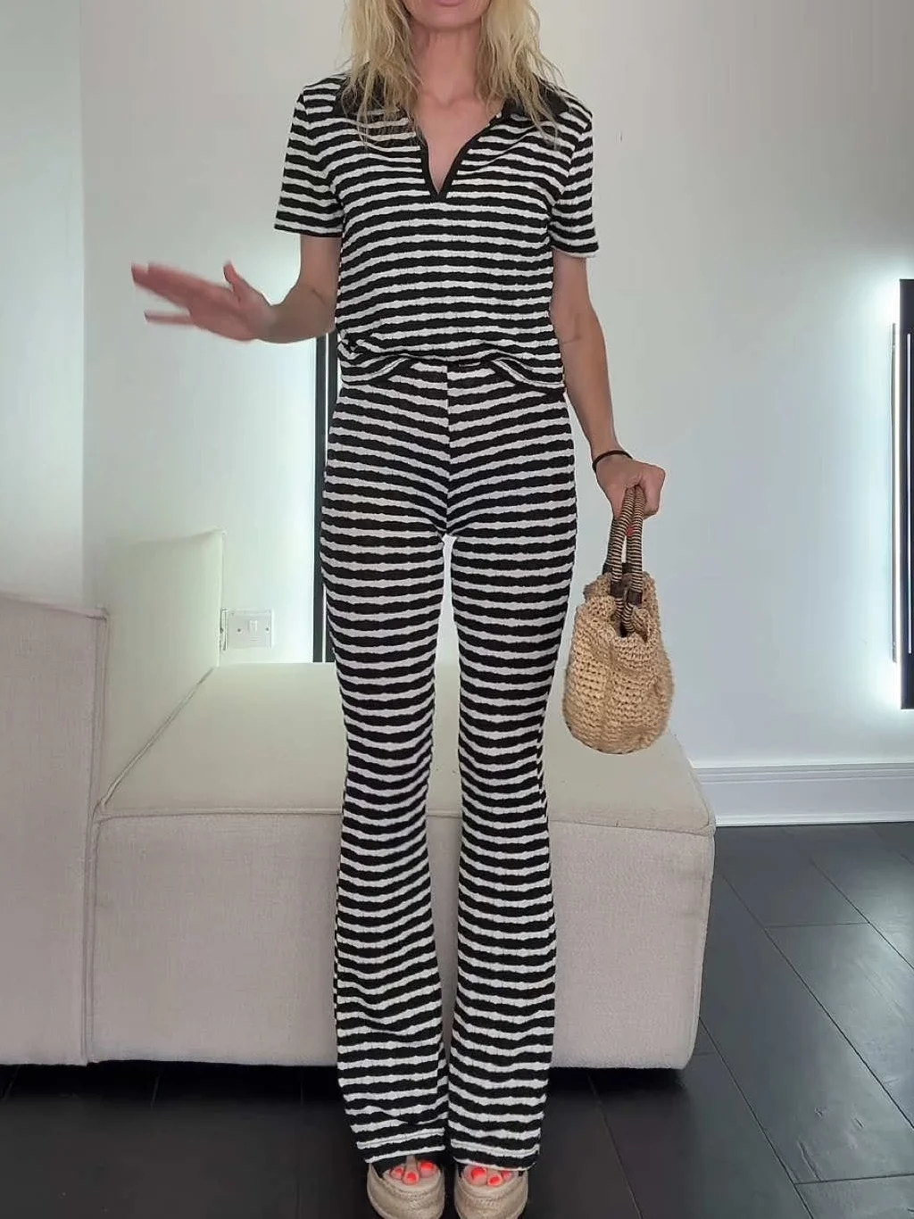 Casual women's striped suit pullover short-sleeved shirt long flared pants new fashion spring and summer holiday women's suit
Casual women's striped suit pullover short-sleeved shirt long flared pants new fashion spring and summer holiday women's suit