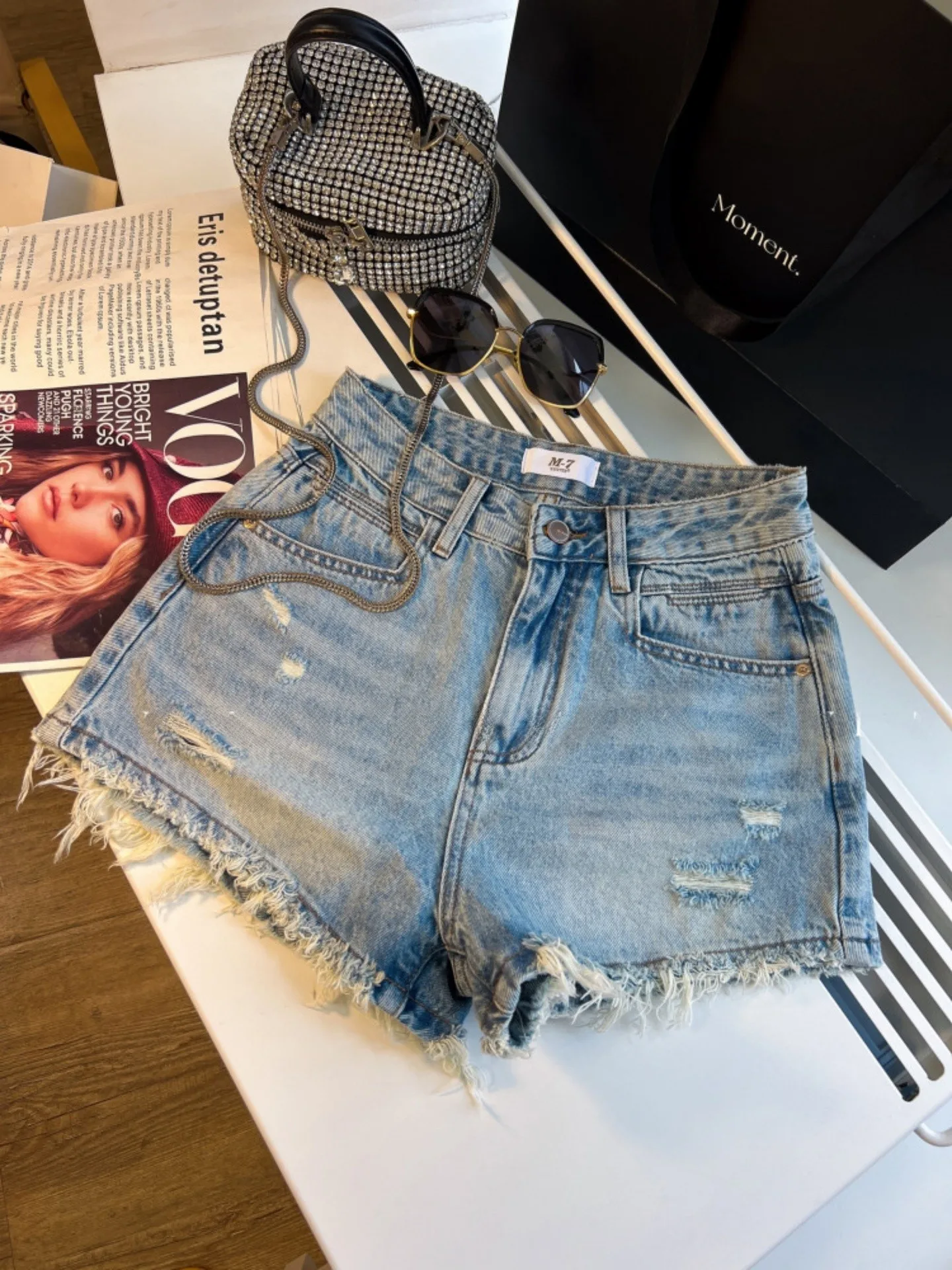 Retro Style High Waist Short Jeans Women's Frayed A-Line Loose Hot Pants Summer Fashionable Leg Lengthening Effect
Retro Style High Waist Short Jeans Women's Frayed A-Line Loose Hot Pants Summer Fashionable Leg Lengthening Effect