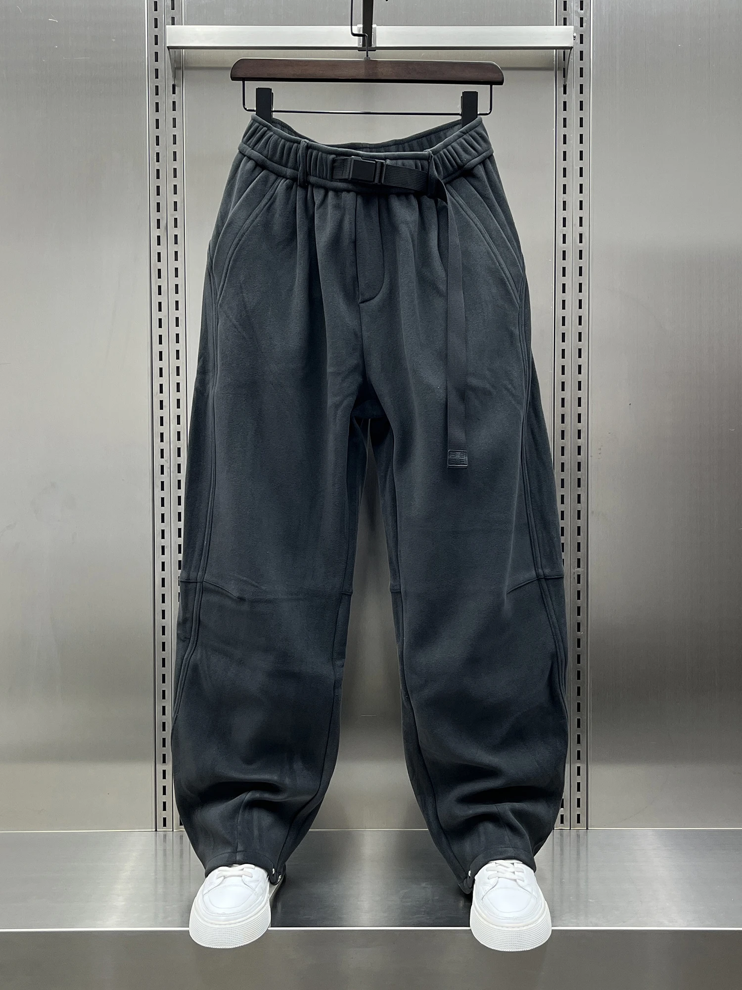 Модные повседневные брюки на флисовой подкладке, мужские свободные брюки прямого кроя с поясом, удобные теплые брюки в американском стиле, осень-зима, новое поступление
Модные повседневные брюки на флисовой подкладке, мужские свободные брюки прямого кроя с поясом, удобные теплые брюки в американском стиле, осень-зима, новое поступление