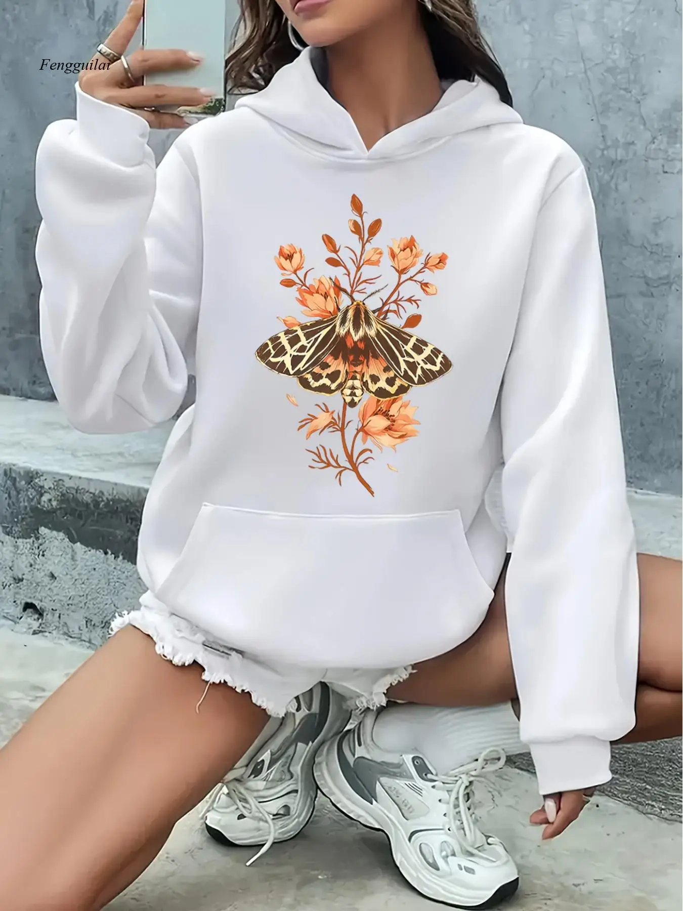 Белый свитер с капюшоном и принтом бабочки и карманом-кенгуру — мягкий теплый пуловер, оранжевый и золотой узор бабочки
Белый свитер с капюшоном и принтом бабочки и карманом-кенгуру — мягкий теплый пуловер, оранжевый и золотой узор бабочки