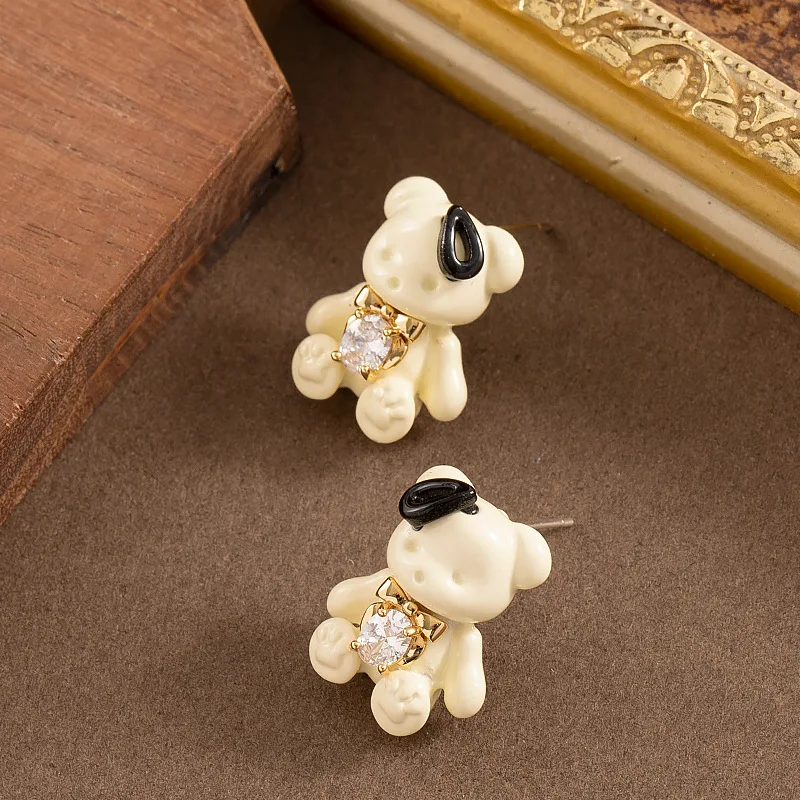 Fashionable, sweet and cute JK style enamel drop glaze inlaid diamond bear earrings women's niche exquisite design earrings
Fashionable, sweet and cute JK style enamel drop glaze inlaid diamond bear earrings women's niche exquisite design earrings