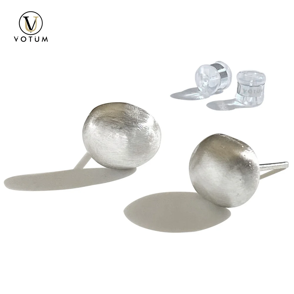 Votum серьги ручной работы из матового настоящего стерлингового серебра 925 пробы для женщин, нерегулярные матовые серьги-гвоздики для мужчин, минималистичные изящные ювелирные изделия
Votum серьги ручной работы из матового настоящего стерлингового серебра 925 пробы для женщин, нерегулярные матовые серьги-гвоздики для мужчин, минималистичные изящные ювелирные изделия