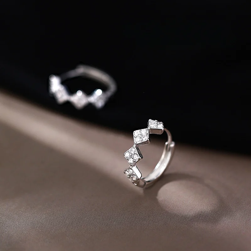 925 Sterling Silver Geometric diamond Earrings Simple Temperament Exquisite Hot Semale Sexy Jewelry Gift 
925 Sterling Silver Geometric diamond Earrings Simple Temperament Exquisite Hot Semale Sexy Jewelry Gift