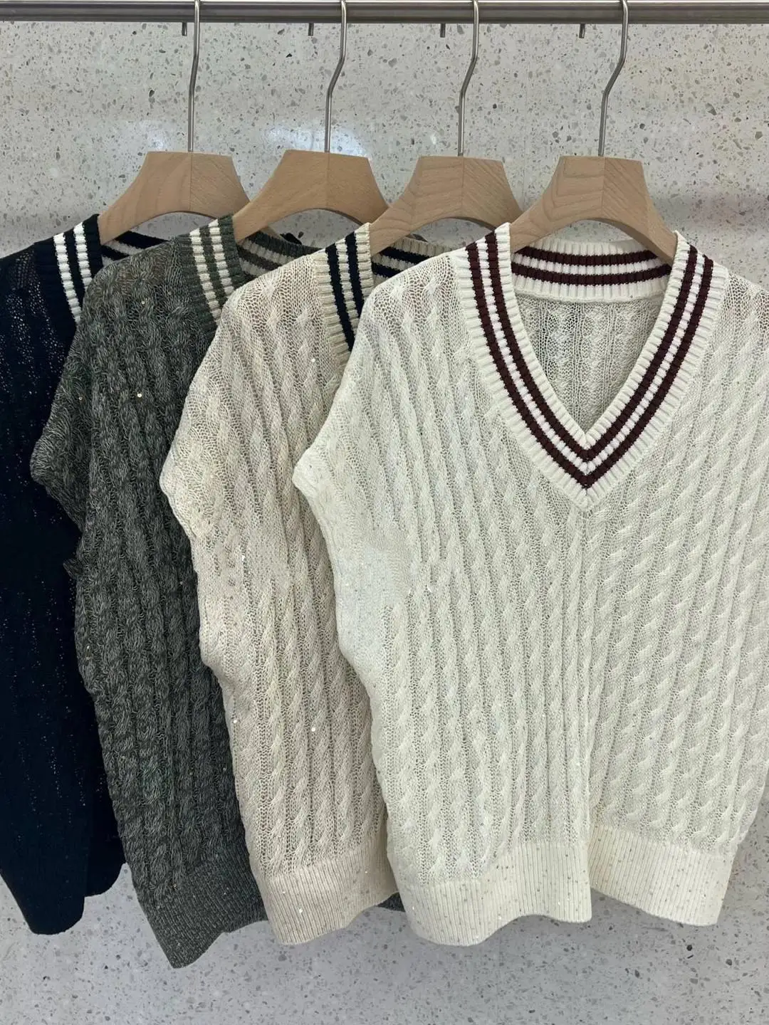 Women's V-neck color contrast stripe neckline knitting beaded linen knitwear college style Fried Dough Twists top
Women's V-neck color contrast stripe neckline knitting beaded linen knitwear college style Fried Dough Twists top