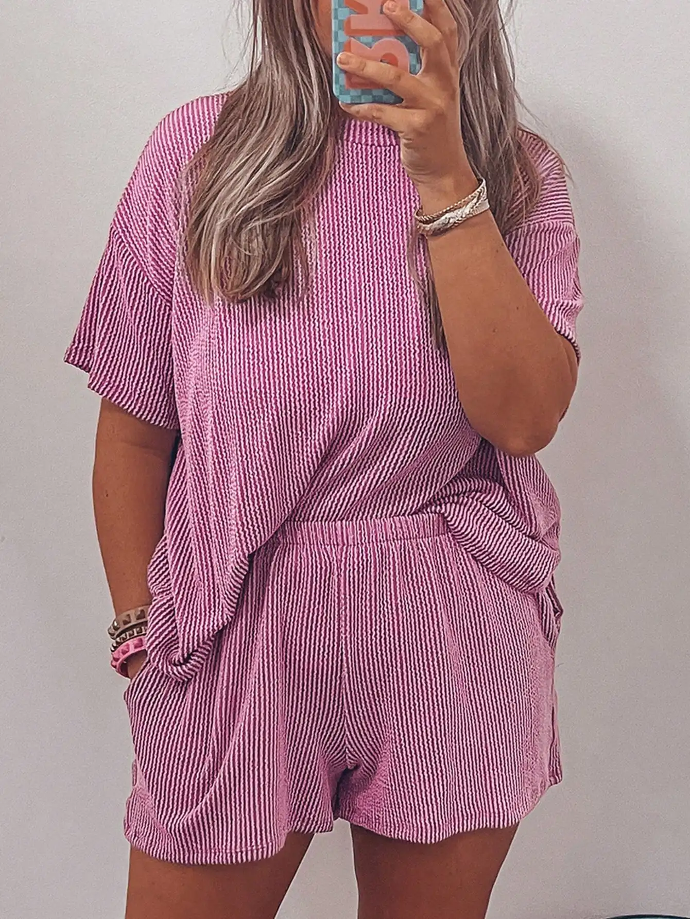 Розово-белый полосатый трикотажный комплект из свободной футболки и шорт для летнего повседневного образа
Розово-белый полосатый трикотажный комплект из свободной футболки и шорт для летнего повседневного образа