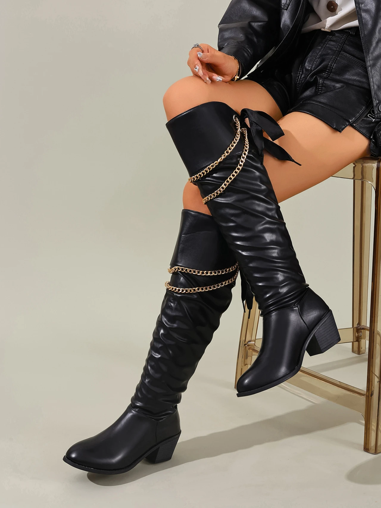 Новый стиль женских сапог для верховой езды осень/зима 2025: сапоги до колена с острым носком и металлической цепочкой в стиле ретро.
Новый стиль женских сапог для верховой езды осень/зима 2025: сапоги до колена с острым носком и металлической цепочкой в стиле ретро.