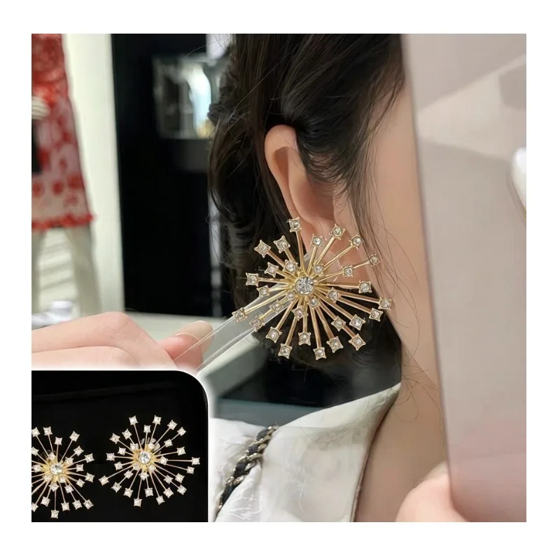 Xiaoxiang's New Cabinet Model, Golden Fireworks Full of Diamonds, Design Earrings, Large Gold Diamond-set Earrings.
Xiaoxiang's New Cabinet Model, Golden Fireworks Full of Diamonds, Design Earrings, Large Gold Diamond-set Earrings.