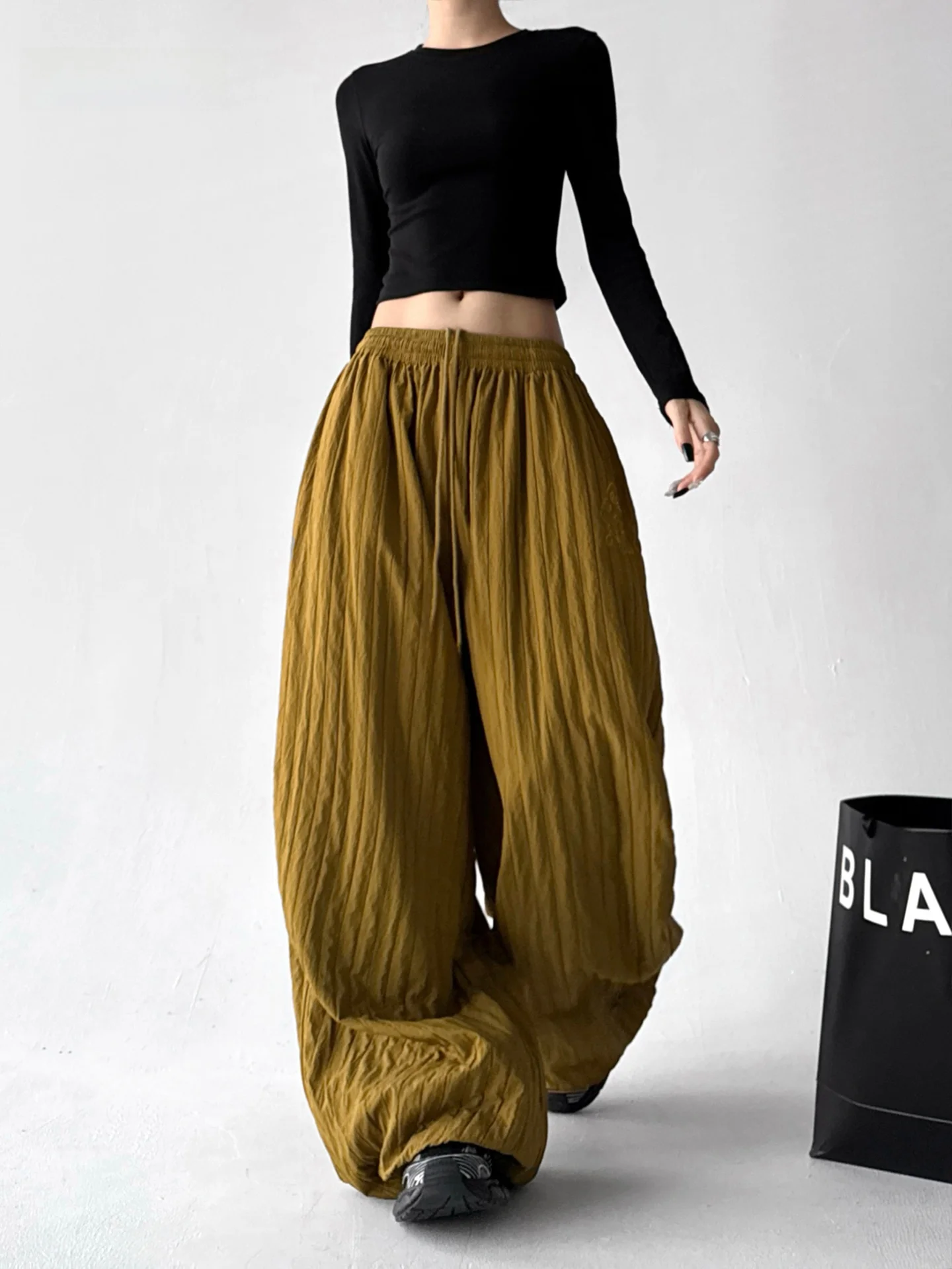 Американские ретро-брюки с плиссировкой, повседневные, женские, свободные, широкие, с высокой талией, прямые, длинные, осенне-зимние, для работы и повседневной носки
Американские ретро-брюки с плиссировкой, повседневные, женские, свободные, широкие, с высокой талией, прямые, длинные, осенне-зимние, для работы и повседневной носки