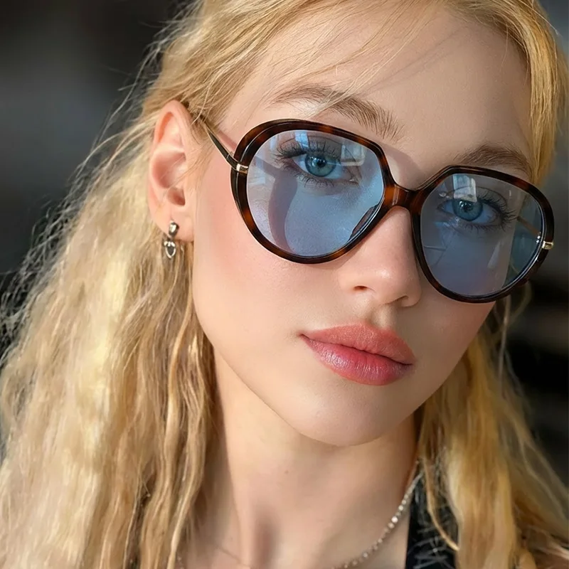 Trendy round-frame toad-shaped sunglasses for both men and women, ideal for personal street photography and sun protection.
Trendy round-frame toad-shaped sunglasses for both men and women, ideal for personal street photography and sun protection.