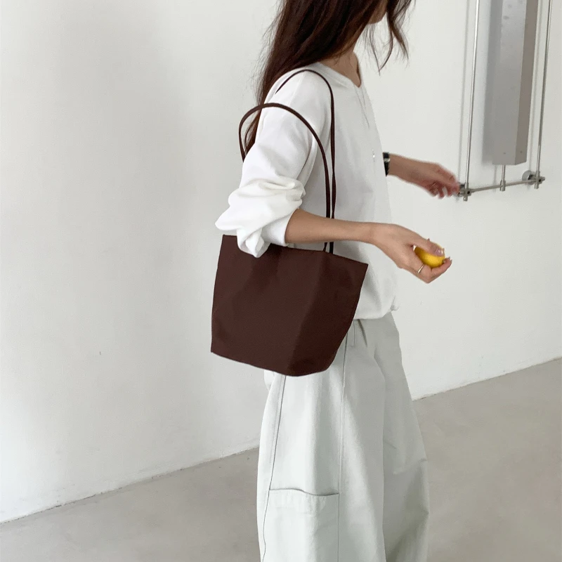 New Korean Stylish Nylon Tote Shoulder Bag for Women Large Capacity Casual Lightweight Commute Bucket Bag Niche Designer Bag
New Korean Stylish Nylon Tote Shoulder Bag for Women Large Capacity Casual Lightweight Commute Bucket Bag Niche Designer Bag
