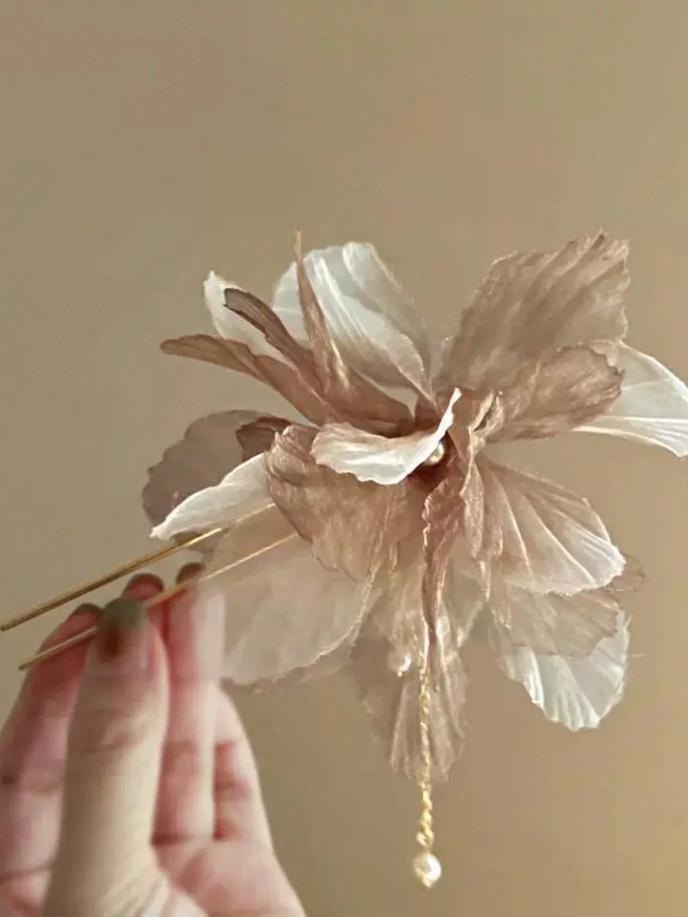 Flower Bead Chinese-Style Hairpin with a Vintage Tassel U-Shaped Design, New Chinese-Style High-End Hairpin for Updos, Fairy-Like Pure Desire Style
Flower Bead Chinese-Style Hairpin with a Vintage Tassel U-Shaped Design, New Chinese-Style High-End Hairpin for Updos, Fairy-Like Pure Desire Style