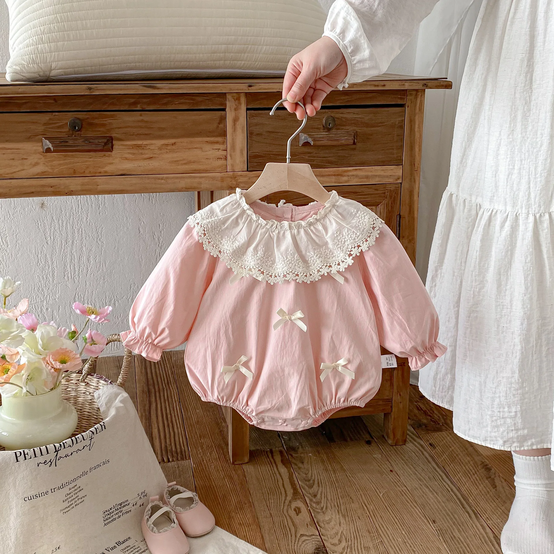 2026 Girl Spring and Autumn Baby Bow Ha Yi Lace Lace Jumpsuit Full Moon One Year Old Princess Outing Climbing Clothes
2026 Girl Spring and Autumn Baby Bow Ha Yi Lace Lace Jumpsuit Full Moon One Year Old Princess Outing Climbing Clothes