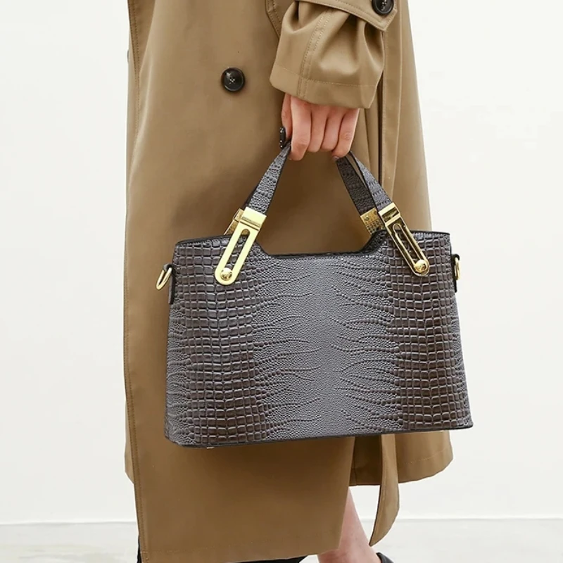 Light Luxury Alligator Solid Metal Fittings Pu Top-Handle Bags 2024 High Quality Simplicity Versatile Shoulder Bags for Ladies
Light Luxury Alligator Solid Metal Fittings Pu Top-Handle Bags 2024 High Quality Simplicity Versatile Shoulder Bags for Ladies