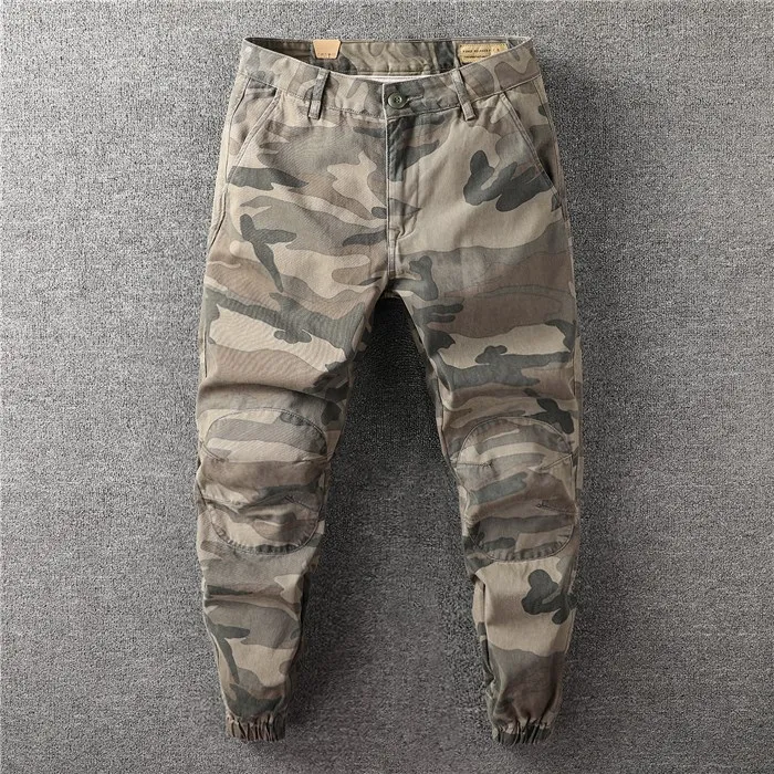 Мужские брюки в американском ретро-стиле с камуфляжным принтом, модные, с элементами пэчворка, мотоциклетные, 3D-крой, рабочие, повседневные, хлопковые, спортивные
Мужские брюки в американском ретро-стиле с камуфляжным принтом, модные, с элементами пэчворка, мотоциклетные, 3D-крой, рабочие, повседневные, хлопковые, спортивные