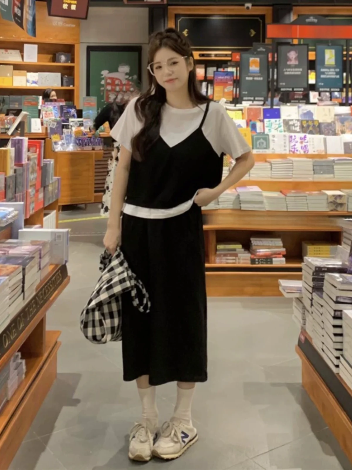 Elegant Black Skirt And Top Set for Women Fashionable Early Autumn Dopaamine Outfit Two-Piece Suit Commute Style
Elegant Black Skirt And Top Set for Women Fashionable Early Autumn Dopaamine Outfit Two-Piece Suit Commute Style
