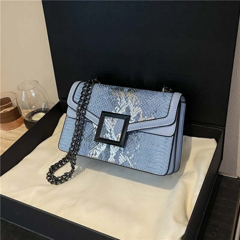 Vintage Inspired Leather Messenger Bag For Women With Crossbody Strap For Practical Daily Use
Vintage Inspired Leather Messenger Bag For Women With Crossbody Strap For Practical Daily Use