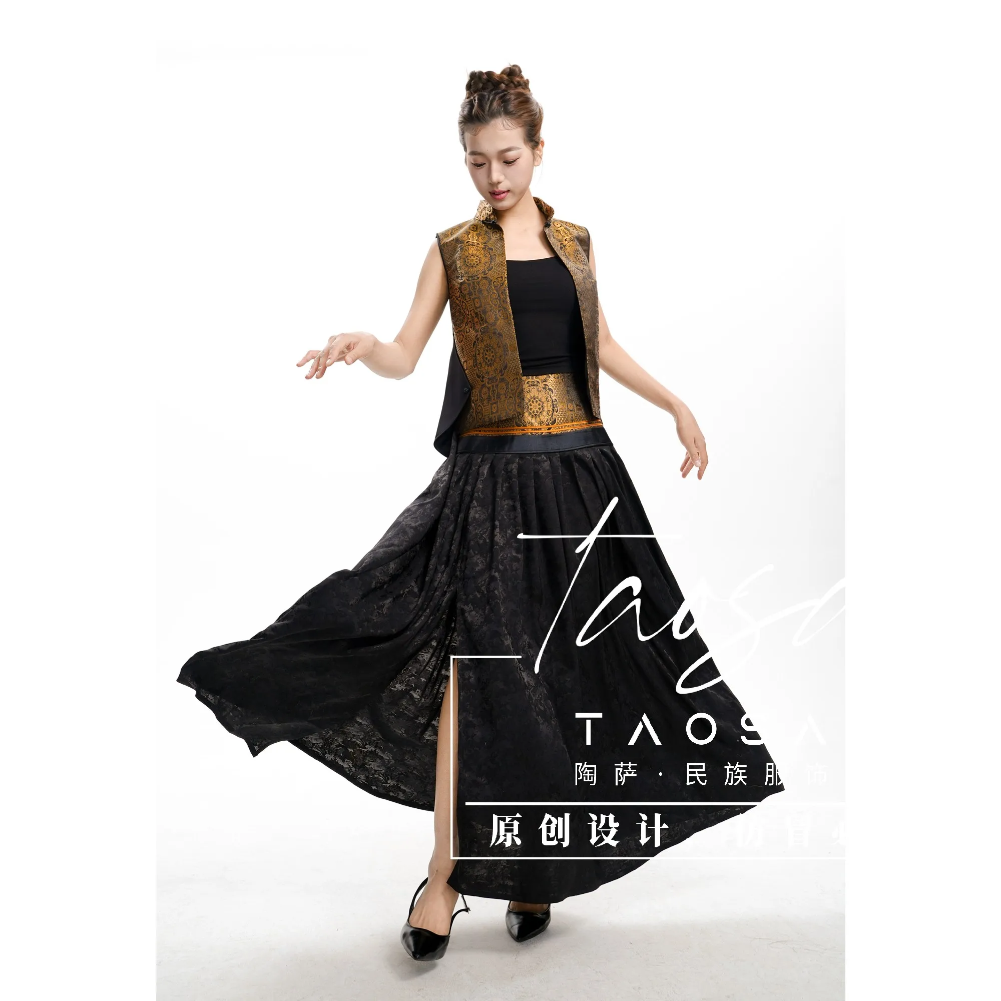 Макси-юбка в этническом стиле с широким поясом
Макси-юбка в этническом стиле с широким поясом