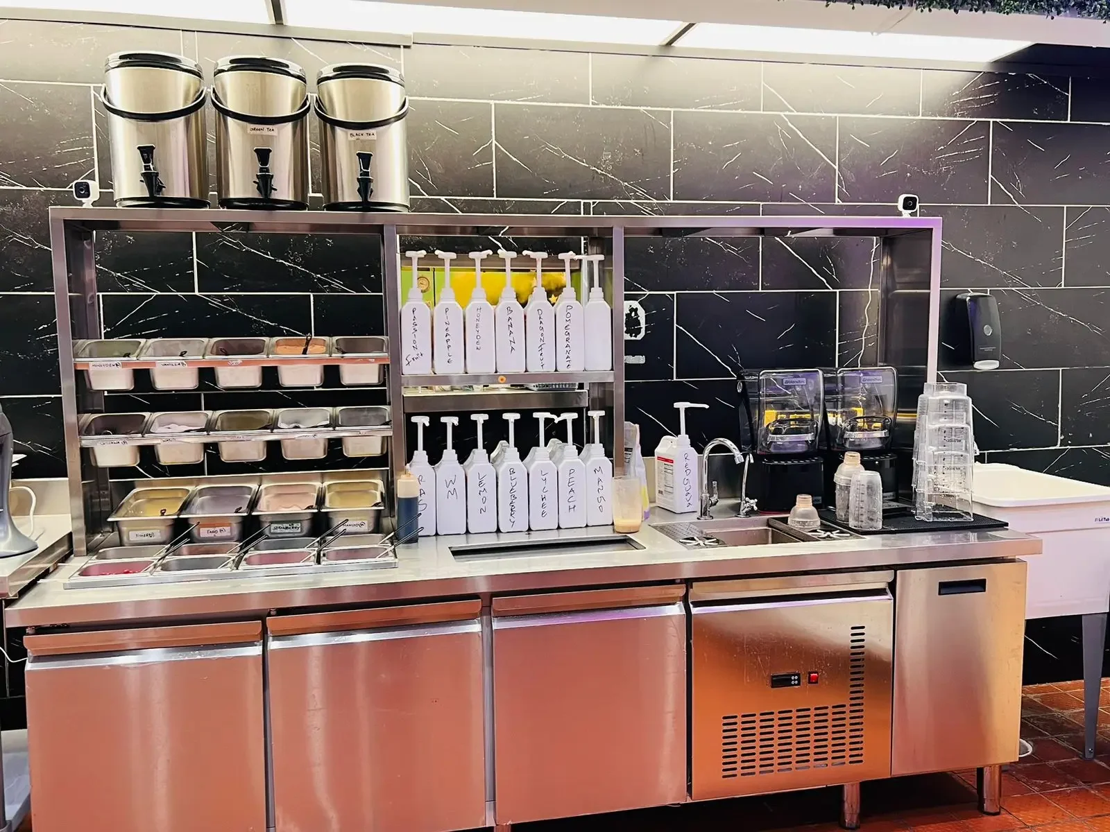 Popular Customized Bubble Milk Tea Equipment Refrigerate Bar Work Table Bubble Tea Table Counter
Popular Customized Bubble Milk Tea Equipment Refrigerate Bar Work Table Bubble Tea Table Counter