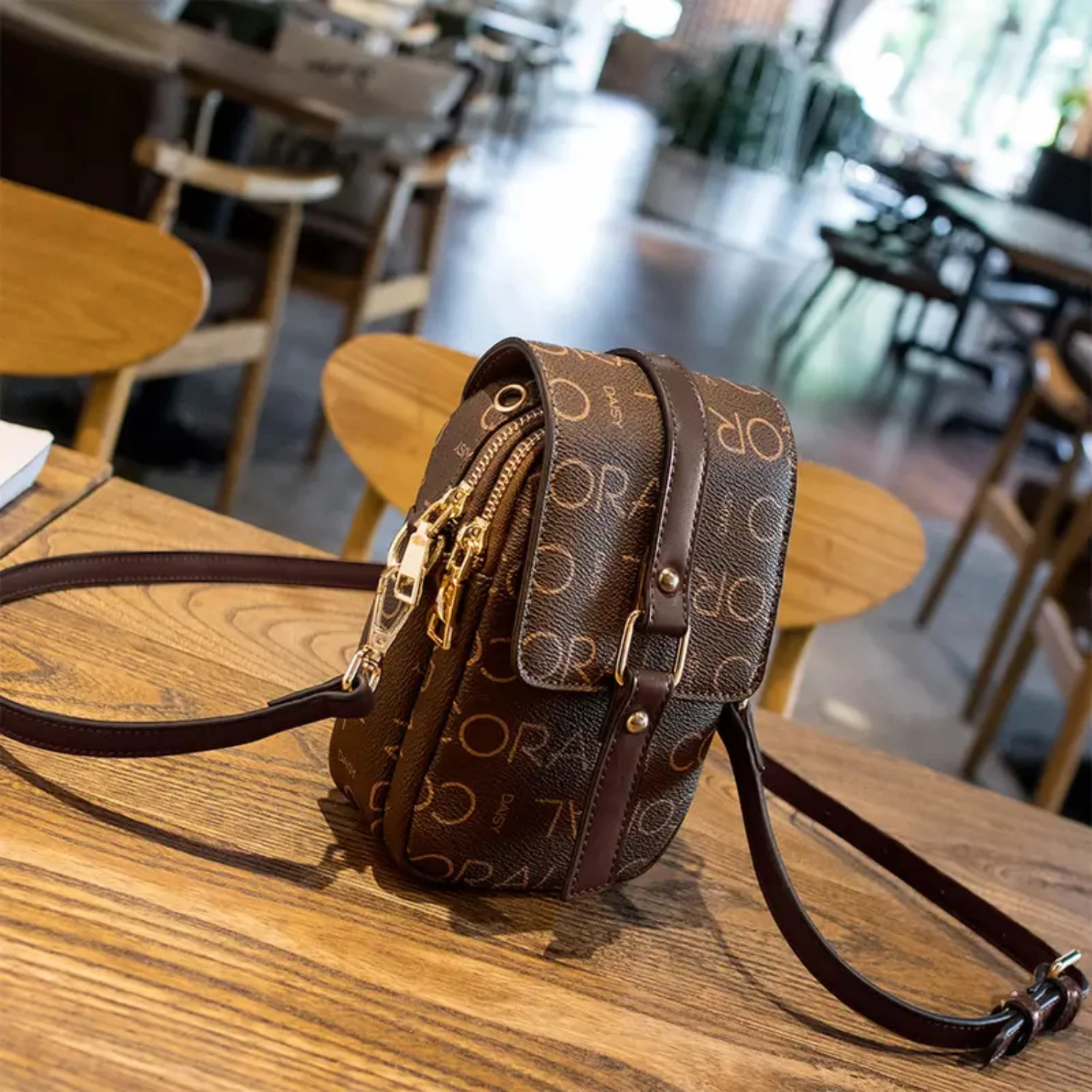 Vintage Style Mini Retro Female Shoulder Messenger Bag for Mobile Phone, Elegant and Stylish Handbag in Retro Design, Fashionabl
Vintage Style Mini Retro Female Shoulder Messenger Bag for Mobile Phone, Elegant and Stylish Handbag in Retro Design, Fashionabl