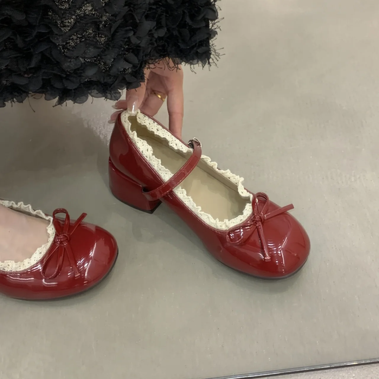 Women Shoes New Patent Leather Round Head Shallow Mouth Single Shoes Sweet Style Bow Mary Janes Red Silvery Small Leather Shoes
Women Shoes New Patent Leather Round Head Shallow Mouth Single Shoes Sweet Style Bow Mary Janes Red Silvery Small Leather Shoes