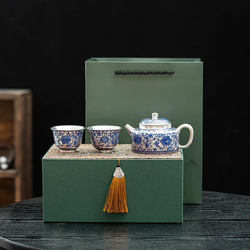 Liu Yin teapot, one pot and two cups of Kung Fu tea set, small set, blue and white tangled lotus gift.
Liu Yin teapot, one pot and two cups of Kung Fu tea set, small set, blue and white tangled lotus gift.