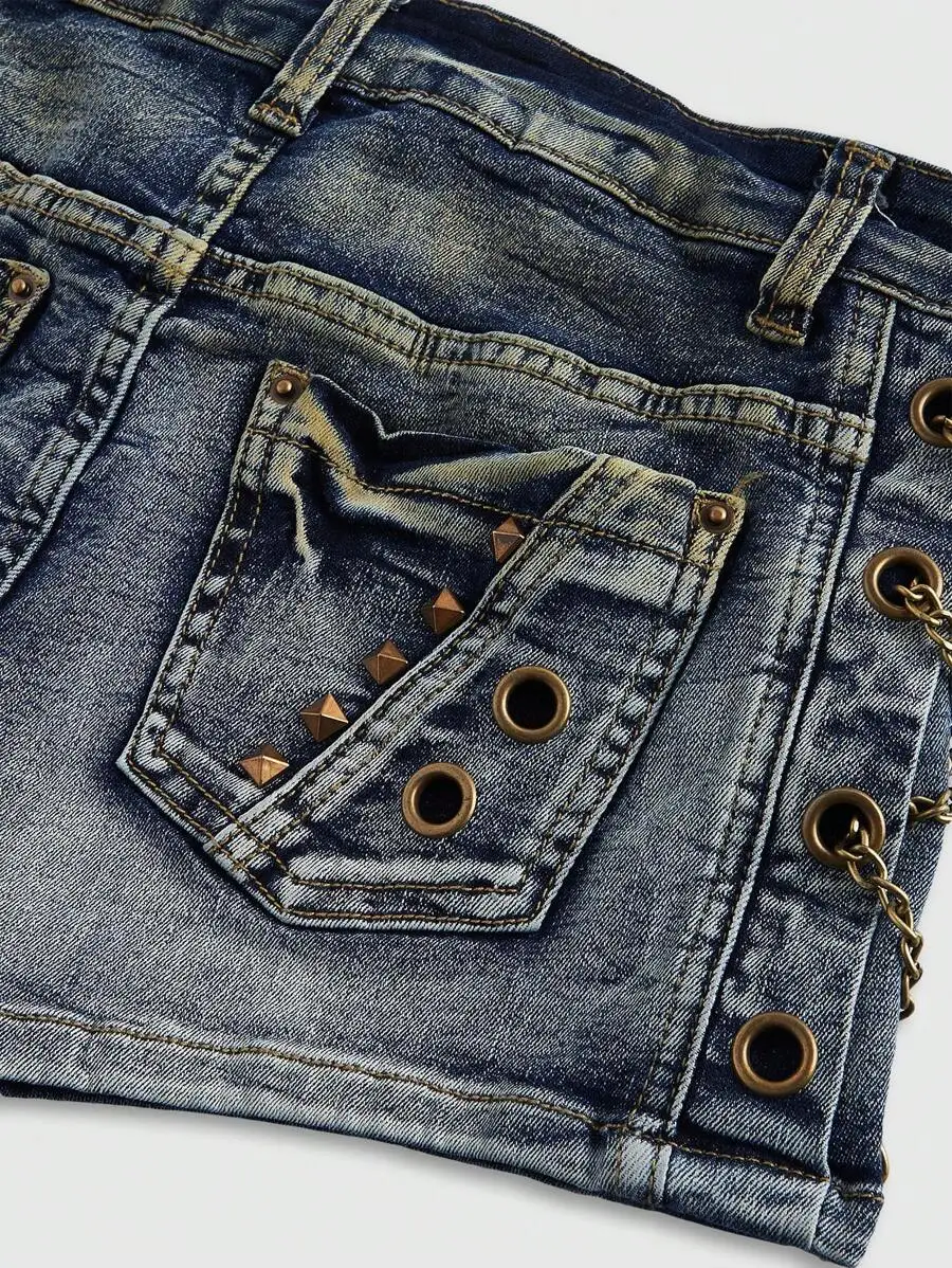 Plus Size Distressed Vintage Washed Low Waist Denim Shorts With Metal Studs
Plus Size Distressed Vintage Washed Low Waist Denim Shorts With Metal Studs