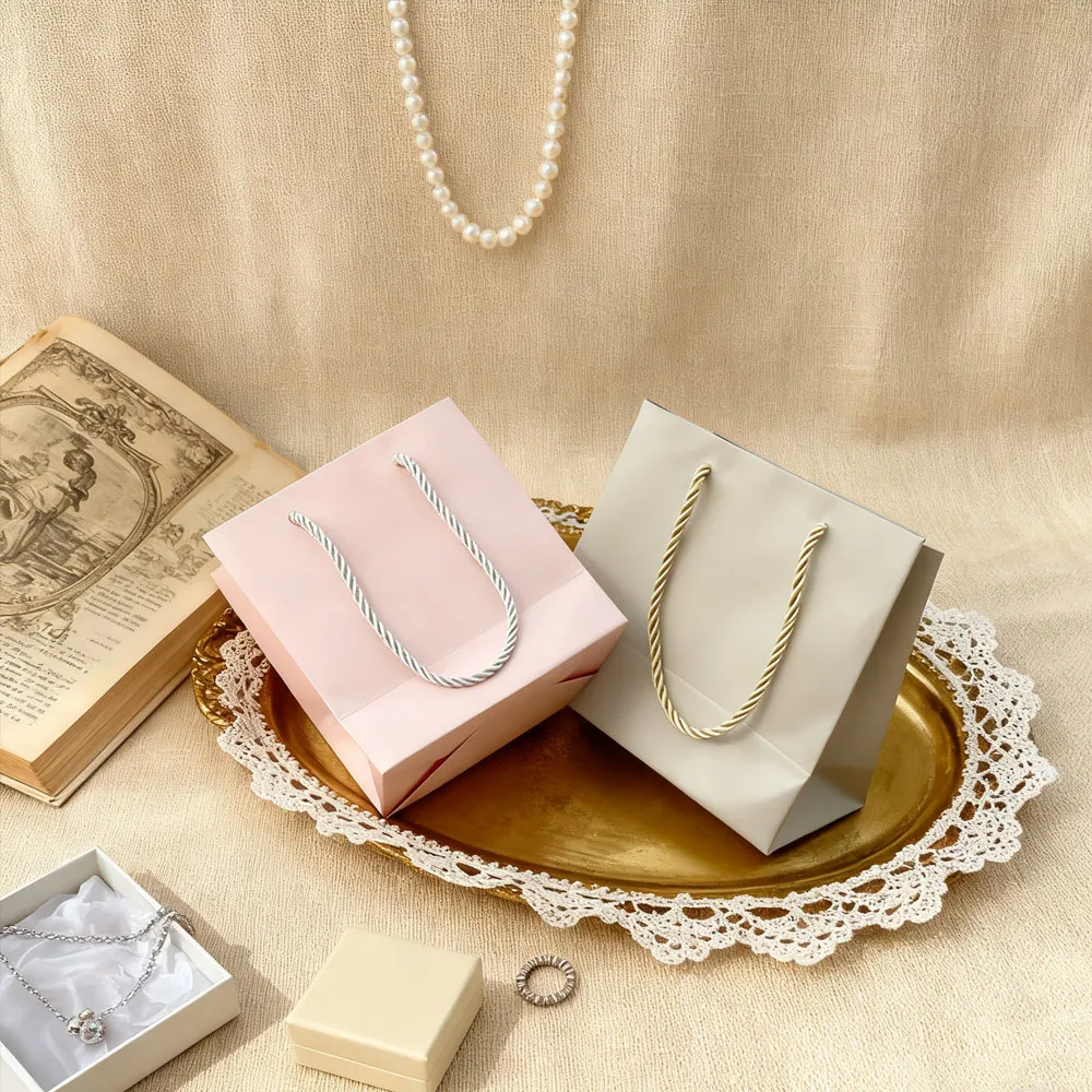 12pcs/Lot Gift Paper Tote Bag with Handle Rope 15x14x7 Packaging Clothes Fashion Jewelry Present Birthday Party Shopping Event
12pcs/Lot Gift Paper Tote Bag with Handle Rope 15x14x7 Packaging Clothes Fashion Jewelry Present Birthday Party Shopping Event