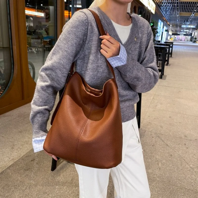 Элегантная сумка через плечо, роскошная кожаная женская сумка, известная дизайнерская классическая парижская стильная фурнитура, повседневная сумка
Элегантная сумка через плечо, роскошная кожаная женская сумка, известная дизайнерская классическая парижская стильная фурнитура, повседневная сумка 