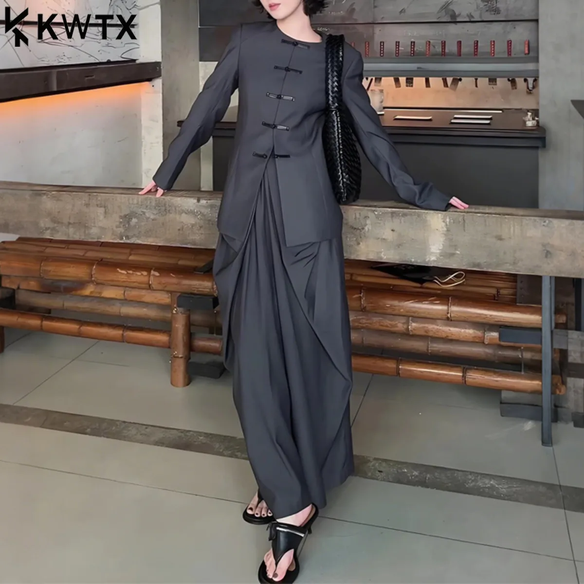 KWTX женский комплект из 2 предметов, костюм, повседневный элегантный пиджак с лягушкой на пуговицах и круглым вырезом, плиссированная юбка в стиле ретро, осень-зима, новинка 2023 года
KWTX женский комплект из 2 предметов, костюм, повседневный элегантный пиджак с лягушкой на пуговицах и круглым вырезом, плиссированная юбка в стиле ретро, осень-зима, новинка 2023 года