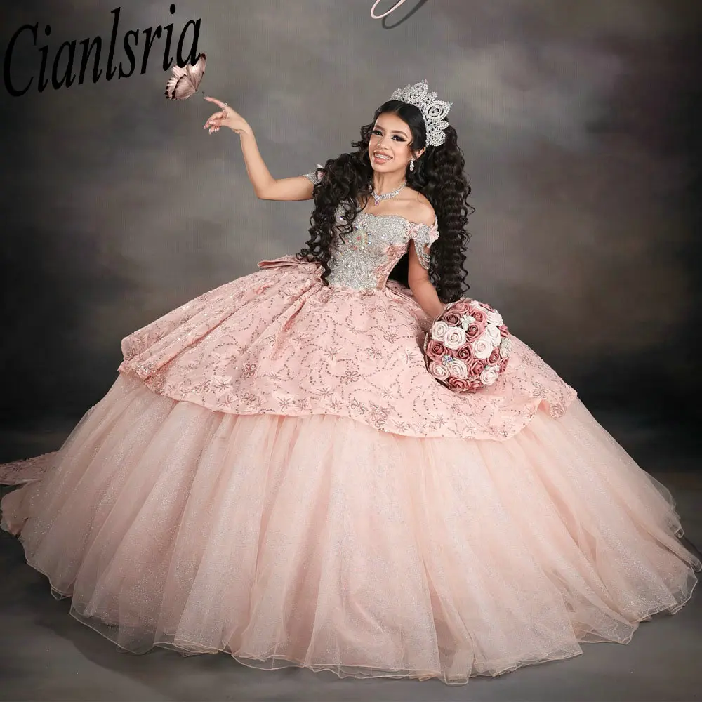 Роскошные платья Quinceanera с бисером и кристаллами и оборками, бальное платье с открытыми плечами, расшитое блестками, сладкое 15-е годы, мексиканское индивидуальное платье
Роскошные платья Quinceanera с бисером и кристаллами и оборками, бальное платье с открытыми плечами, расшитое блестками, сладкое 15-е годы, мексиканское индивидуальное платье