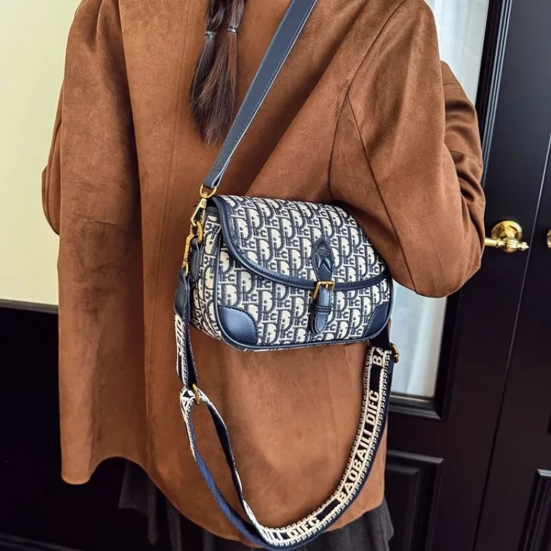 Stylish Underarm bag in hot sale suitable for ladies daily commute adjustable strap and durable material retro design
Stylish Underarm bag in hot sale suitable for ladies daily commute adjustable strap and durable material retro design