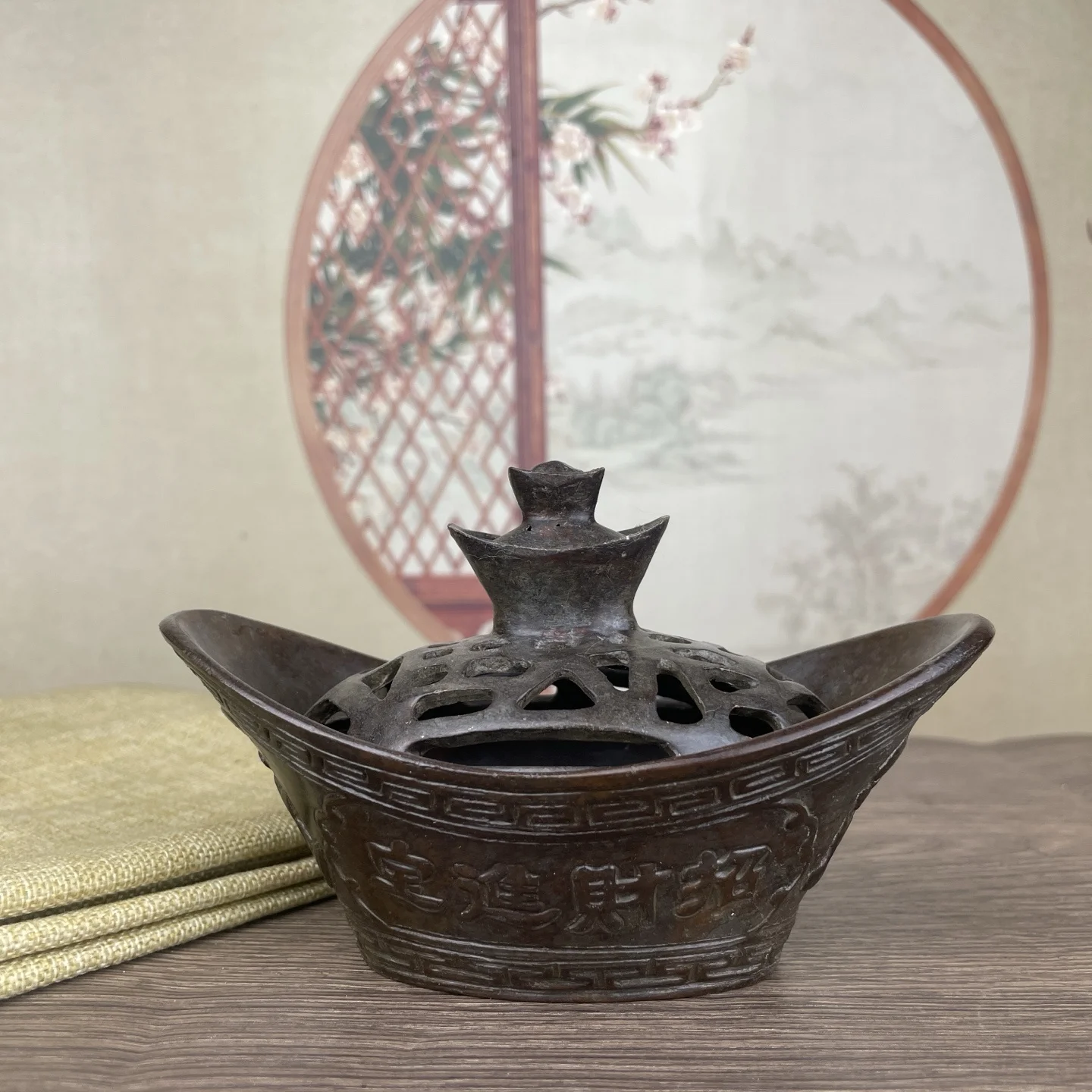 Chinese bronze incense burner retro ingot art sculpture home desktop decorations
Chinese bronze incense burner retro ingot art sculpture home desktop decorations