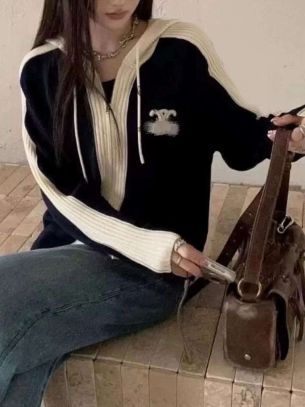 Новинка осенне-зимнего сезона 2024: Женский вязаный кардиган с вышивкой, капюшоном, вставками и молнией, повседневный, с длинными рукавами
Новинка осенне-зимнего сезона 2024: Женский вязаный кардиган с вышивкой, капюшоном, вставками и молнией, повседневный, с длинными рукавами