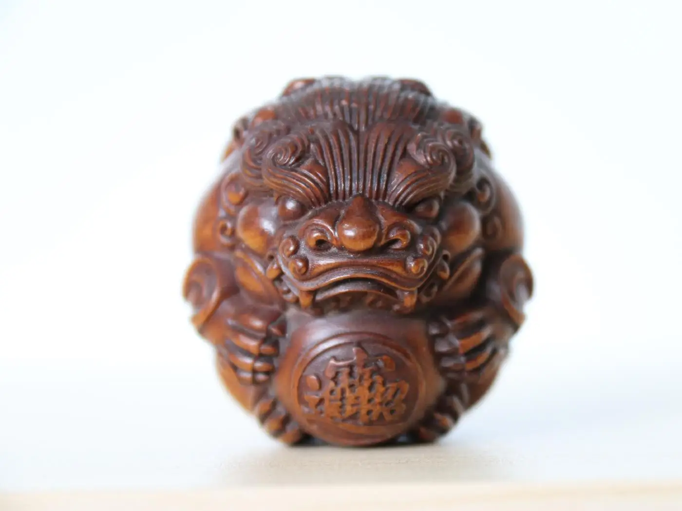 Народный старый самшит, дерево, ручная работа, резная статуя Фу Foo Dog, лев, играющий в мяч, бусина, художественная статуя
Народный старый самшит, дерево, ручная работа, резная статуя Фу Foo Dog, лев, играющий в мяч, бусина, художественная статуя