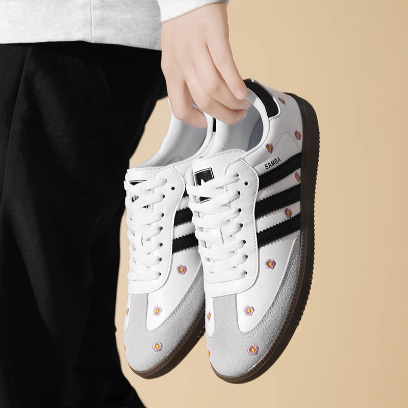 Anti-slip men's trendy brand flower-embroidered sneakers with ox tendon soles, summer casual and versatile retro shoes for young
Anti-slip men's trendy brand flower-embroidered sneakers with ox tendon soles, summer casual and versatile retro shoes for young