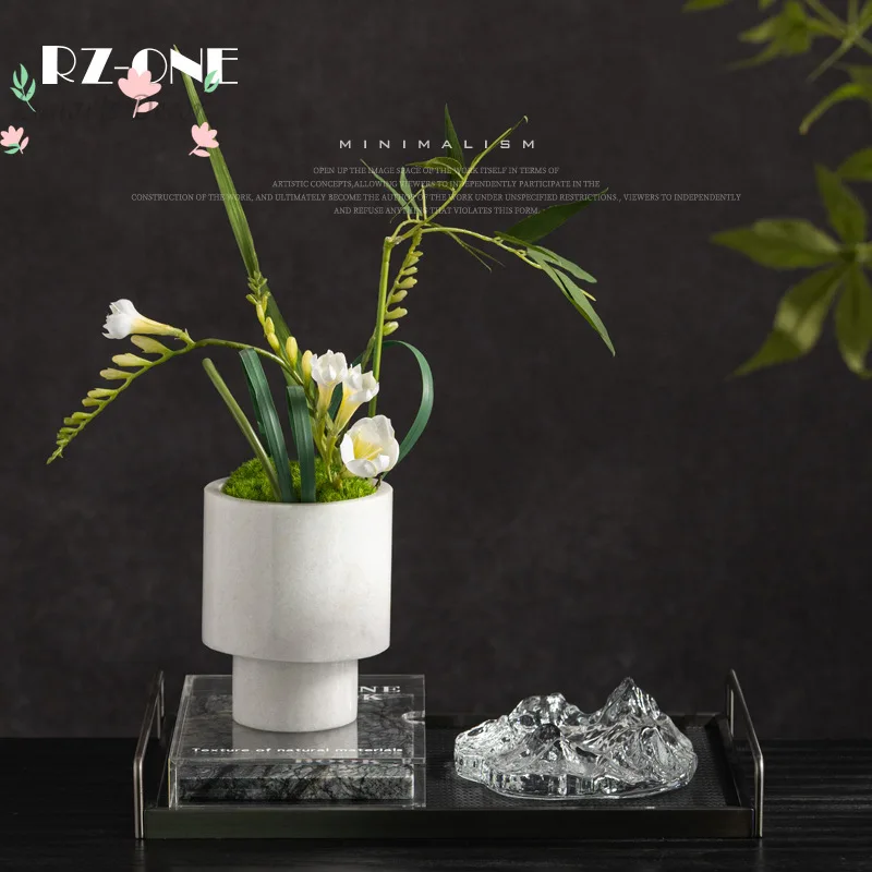 High-end white marble vase with artificial floral arrangement - decorative art piece
High-end white marble vase with artificial floral arrangement - decorative art piece