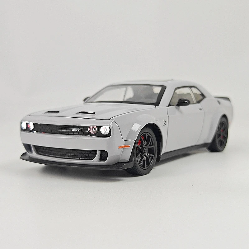 1:24 simulation Dodge Hellcat alloy car model, doors and engine hood, trunk can be opened with sound and light, sports car
1:24 simulation Dodge Hellcat alloy car model, doors and engine hood, trunk can be opened with sound and light, sports car