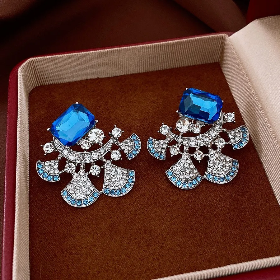 Vintage Inlaid Rhinestone Blue Earrings for Women Silver Needle Moon Fan Stud Earrings High-end Fashion Luxury Designer Jewelry
Vintage Inlaid Rhinestone Blue Earrings for Women Silver Needle Moon Fan Stud Earrings High-end Fashion Luxury Designer Jewelry