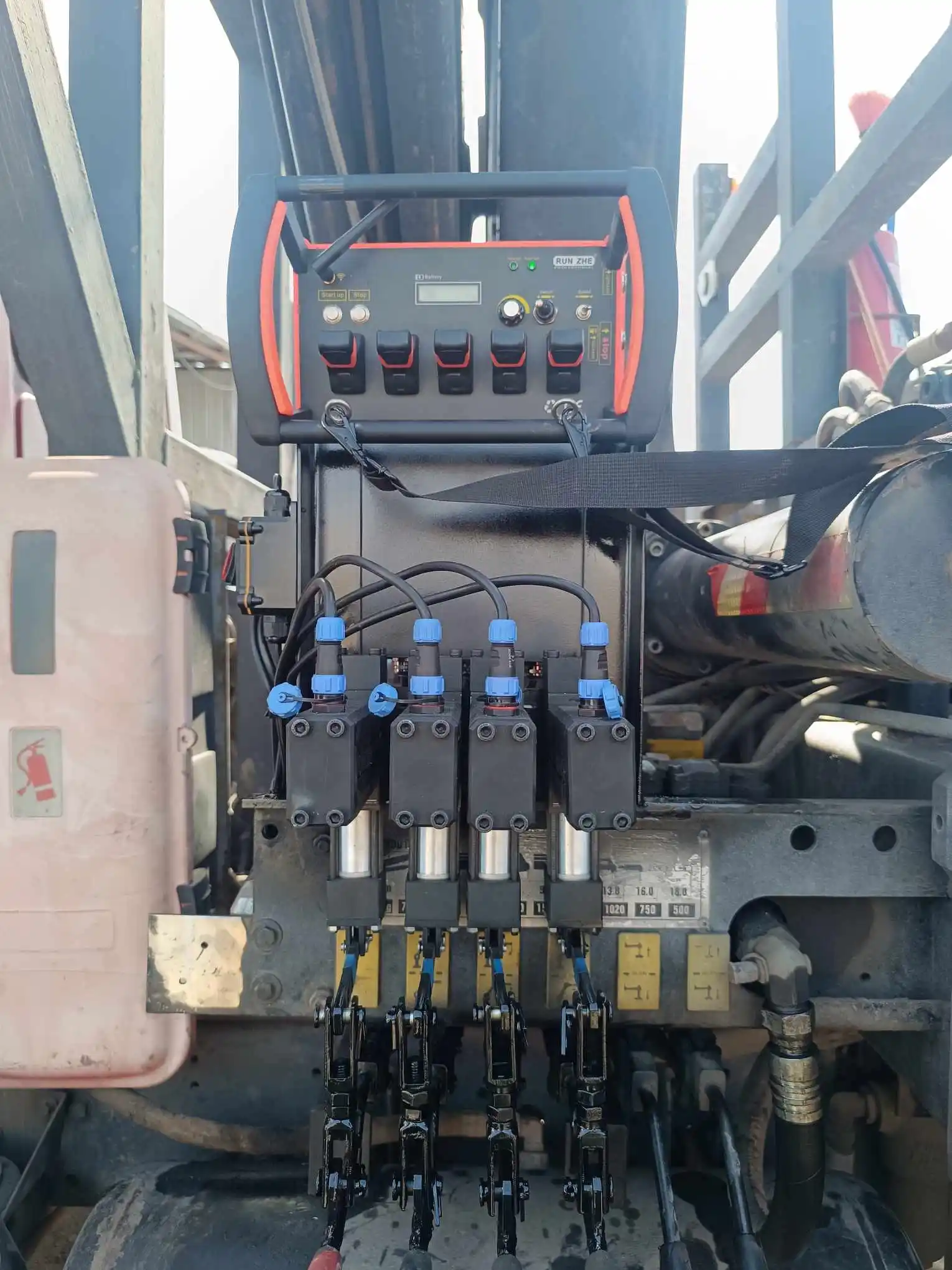 Remote solution for 5-joystick truck crane radio remote control.
Remote solution for 5-joystick truck crane radio remote control.