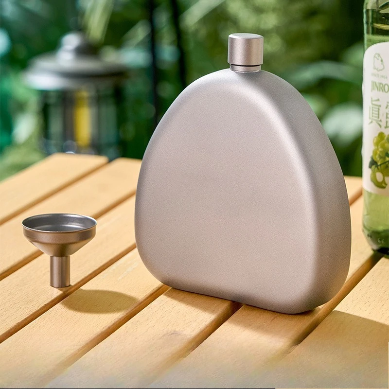 Портативный набор для вина из чистого титана: кувшин для байцзю (рисового вина) и бутылка для шочу (татуэй) из титанового сплава для мужчин
Портативный набор для вина из чистого титана: кувшин для байцзю (рисового вина) и бутылка для шочу (татуэй) из титанового сплава для мужчин