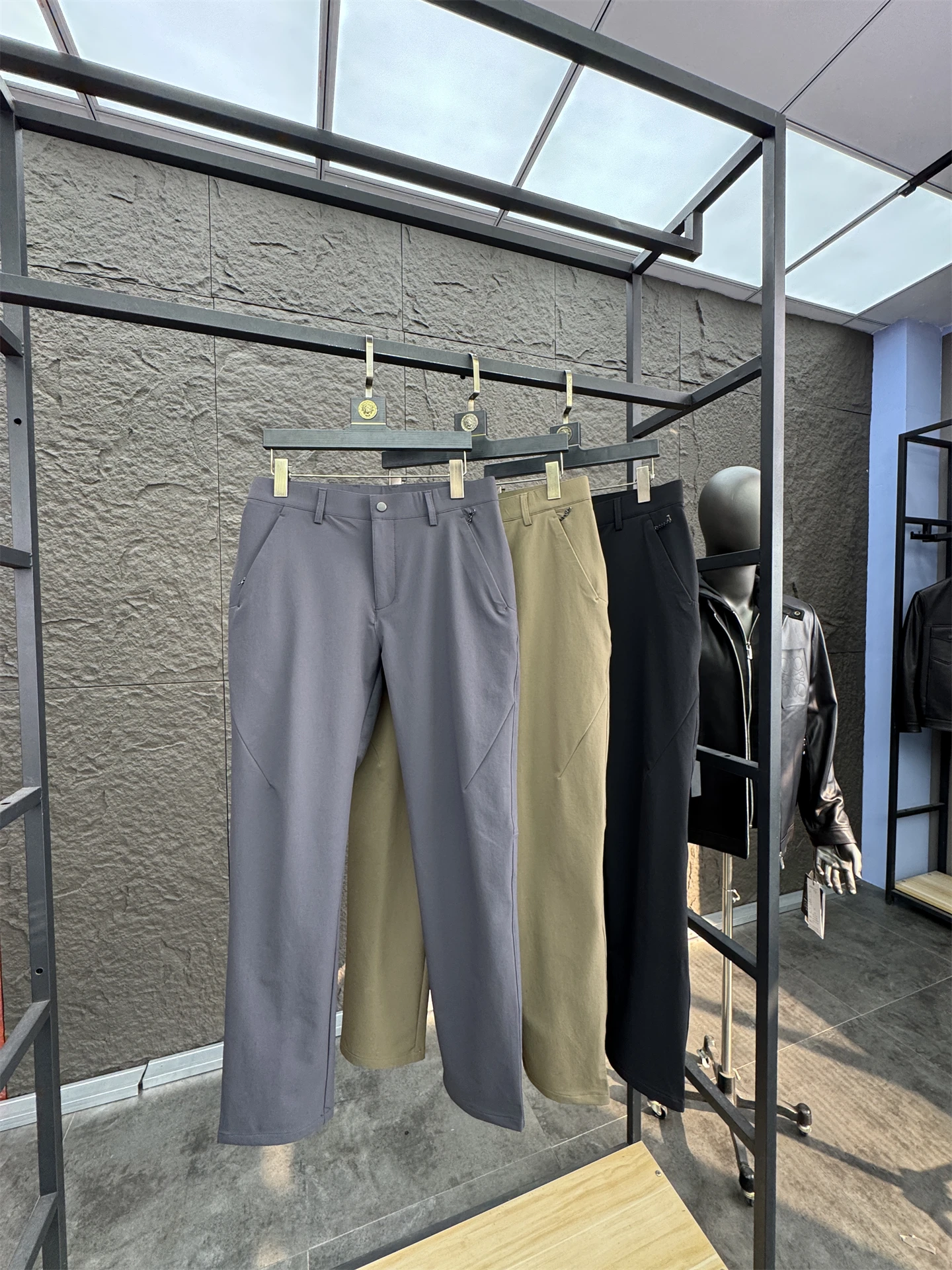 Мужские уличные ветрозащитные брюки с прямыми штанинами, повседневные брюки, осенние брюки для отдыха, брендовая нейлоновая ткань, водонепроницаемая
Мужские уличные ветрозащитные брюки с прямыми штанинами, повседневные брюки, осенние брюки для отдыха, брендовая нейлоновая ткань, водонепроницаемая