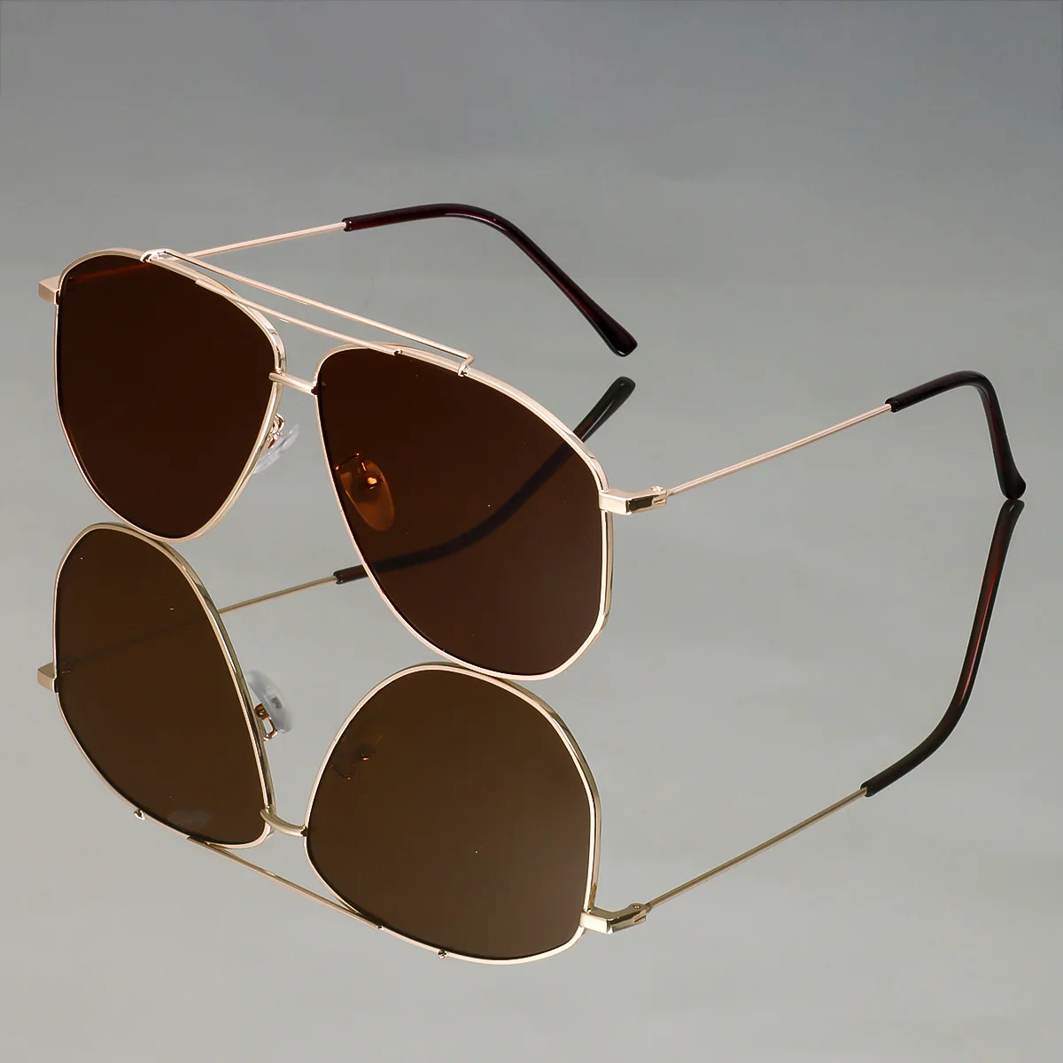 Fashion Women Oversized Sunglasses Gradient Metal Brand Designer Eyewear Female Sun Glasses UV400 Vintage Oculos De Sol
Fashion Women Oversized Sunglasses Gradient Metal Brand Designer Eyewear Female Sun Glasses UV400 Vintage Oculos De Sol